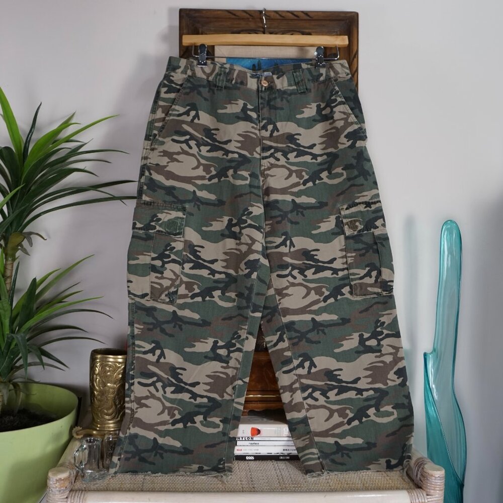 Vintage Old Navy green camo cargo pants cropped